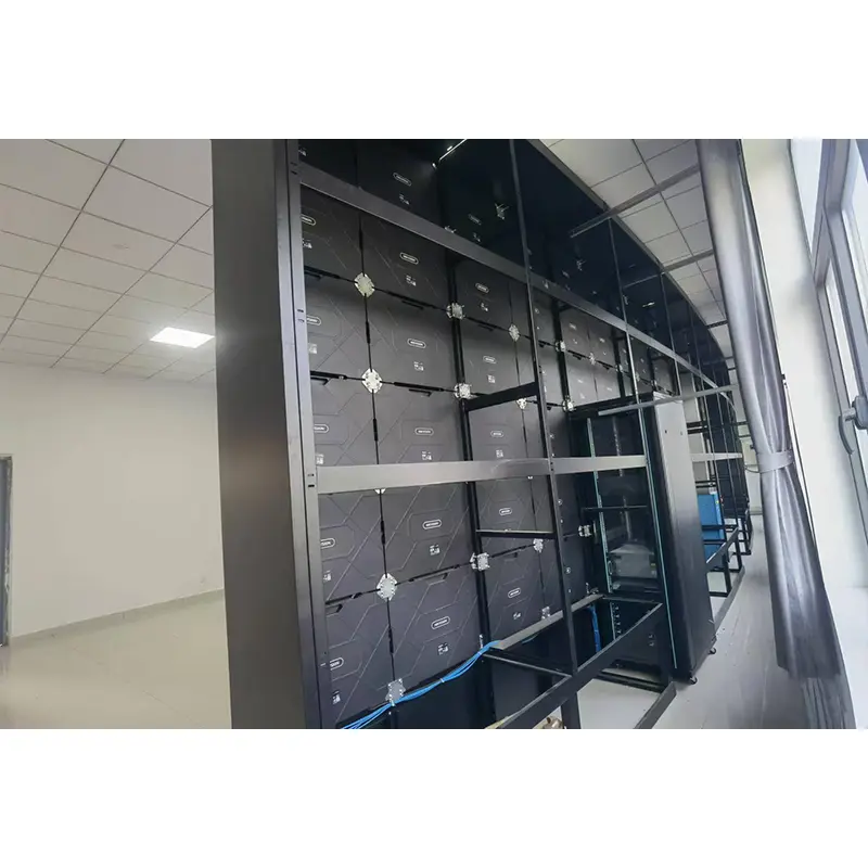 Mobiler Schrank mit gebogenem LED-Bildschirm